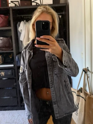 Grå jeansjacka  - Säljer en grå oversized jeans jacka från chelsea, knappt använd utan defekter!