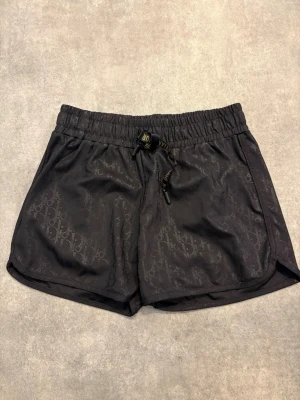 Shorts med text på - Shorts med text på. Står storlek M, men passar även en S. Resår i midjan. Helt nya!
