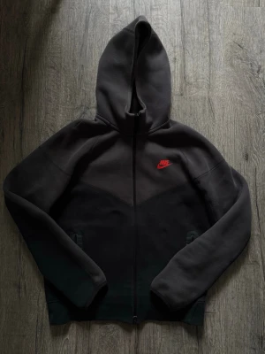 Nike tech fleece  - Säljer en Nike Tech Fleece skick 8/10. Storlek M men passar även S 