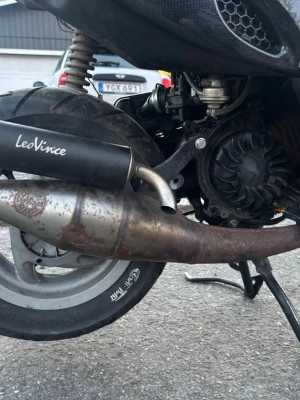 LeoVince avgassystem till Gilera stalker  - Säljer ett LeoVince avgassystem till moped. Utrustad med svart ljuddämpare och metallrör med klassisk LeoVince-logga. Passar till många mopeder och ger sportigt ljud och bättre prestanda.