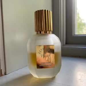 Astrophil & Stella Paris Chéri parfym -   Från det italienska niche parfymhuset Astrophil & Stella. Paris Chéri Extrait de Parfum . Flaskan är 50 ml och det är lite mer än halva kvar🍦🍨🥧💖