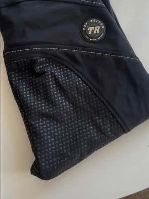 Svarta ridleggings från Top Reiter - Säljer ett par svarta ridbyxor  från Top Reiter med silikonskoning ridbyxorna har en tight passform och är tillverkade i ett stretchigt material som ger bra rörelsefrihet. Perfekta för dig som gillar att rida och vill ha stil och funktion med magic shape ( nypris 3495kr)