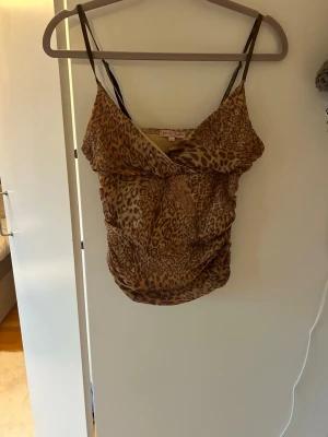 Leopardmönstrad linne - Super söt. Använd 2 gånger. Inga defekter 