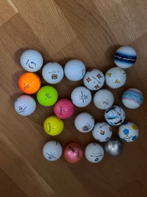 Rare golfbollar - 22 stycken rare/coola golfbollar. Några coola taylormade bollar, titleist, Callaway, vice och även 2 stycken Chtomax titanium. Sjukt coola golfbollar som jag hittat när jag letat golfbollar. Har även 250 till golfbollar från a-c klass och övningsbollar som kan säljas för 1000kr(4kr bollen). Och där i ligger minst 75bollar i a klass som många år pro v1 och andra fina taylormade och Callaway!