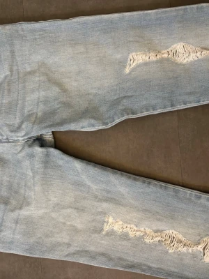 Diesel jeans med slitningar - Snygga lågmidjade vintage jeans från diesel med slits 