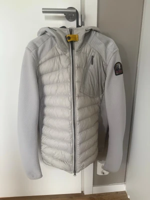  Parajumpers Nolan - Sömmen har släppt på arm änden (vanligt problem på dessa modeller) går att lösa billigt och enkelt hos skräddare