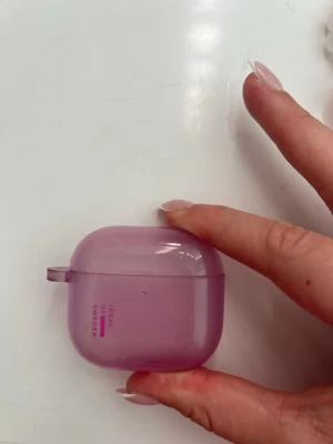 Rosa AirPods 4-fodral 🩷 - Snyggt rosa AirPods-fodral från iDeal of Sweden. Dessa köpte jag förra året så dom tillkommer i väldigt bra skick. Dom passar AirPods 4.