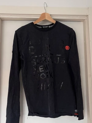 Svart långärmad tröja från Superdry - Snygg svart långärmad tröja från Superdry. Tröjan är i storleken s men skulle mer söga att den sitter som xs.  