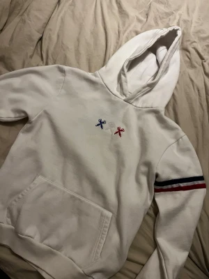 Vit hoodie med broderade kryss - Vit hoodie från med tryck. Passar dessvärre inte längre. Storlek S
