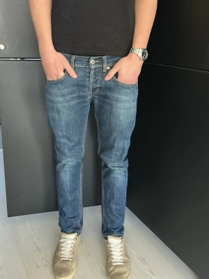 Dondup George  - Säljer nu ett par riktigt schyssta dondup som passar i alla tillfällen. Storleken är 32 o modellen på bilderna är 181 o väger cirka 68kg. Tveka inte på att fråga!!!