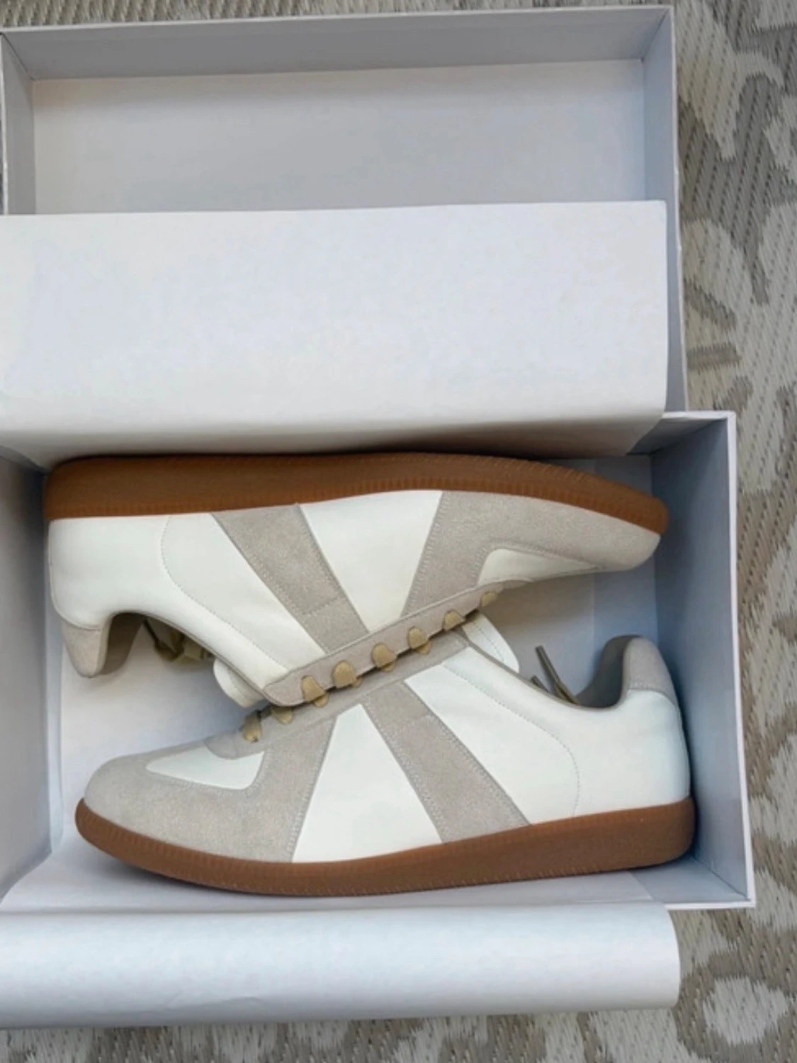 Vita och beige sneakers med gummisula - 1