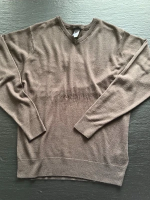 Brun sweatshirt - Mjuk och väldigt skön brun tröja från Oxylane med V-ringning och långa ärmar. Tröjan har ribbade muddar vid ärmslut och nederkant, vilket ger en klassisk look. Perfekt för lager på lager och enkel att matcha med olika outfits. Hör av dig vid fler mått eller funderingar. Pris 100kr 😃