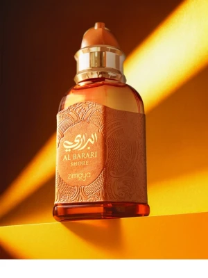 Zimaya (Afnan) Al Barari Shore 100ml EDP - ​Säljer en ny, oöppnad Al Barari Shore från Zimaya (Afnans undermärke). En elegant, välgjord tolkning av Forever Wanted Elixir med fin balans mellan fräscht och varmt. ​Doften öppnar med fruktig mandarin som möter ett kryddigt hjärta av kardemumma och lavendel. Basen landar i en varm, maskulin komposition av läder, tränoter och subtil sötma för en exklusiv karaktär. ​Hög standard på doftoljor ger utmärkt prestanda för dag och kväll. Flaskan kommer i en mycket gedigen box i snygg läderimitation.