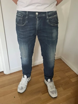 W32 - Feta replay jeans i modellen anbass. Storlek W32 L32. Hör av er vid frågor.