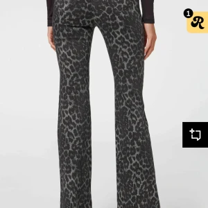 Svarta leopardmönstrade byxor  - Snygga svarta jeans med leopardmönster. De har en bootcut-stil som ger en trendig look. Perfekt för att sticka ut med ett coolt mönster. Köpta på calzedonia och i mycket bra skick🥰