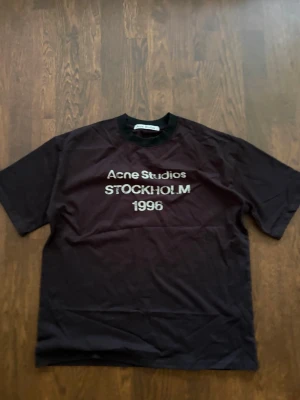  Acne Studios t-shirt Stockholm - Svart acne studios tshirt. Använd en gång. Skick 9/10. Pris kan alltid diskuteras! 