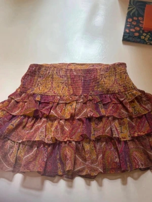 Mönstrad volangkjol från Zara - Jätte fin volang kjol från Zara som tyvärr är slutsåld i butik. Skriv om du undrar något 🤗