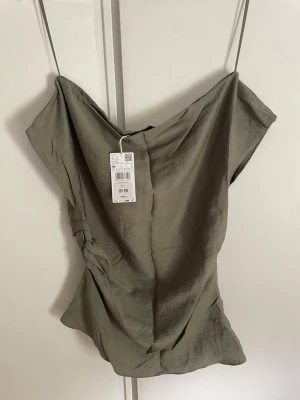 One shoulder top - Super snygg topp från mango, helt oanvänd! 