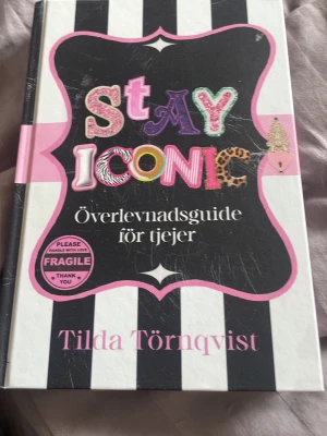 Stay Iconic: Överlevnadsguide för tjejer - En färgstark och inspirerande bok av Tilda Törnqvist. Boken är en överlevnadsguide för tjejer, fylld med tips om självförtroende, vänskap och att våga vara sig själv.