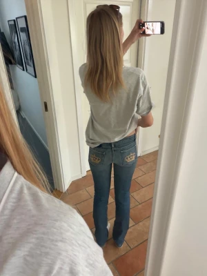 Victoria Beckham - Säljer nu mina älskade Victoria Beckham jeans då jag rensar garderoben. De är använda men är fortfarande bra skick. Midjemåttet rakt över är 43cm och innerbenslängden är 85 cm, pris kan diskuteras vid snabb affär👑👑👑