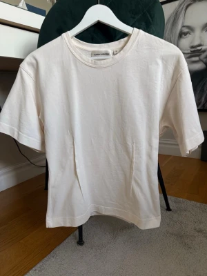 Carin Wester T-shirt  - Superfin T-shirt från Carin Wester som är insydd i midjan. Knappt använd