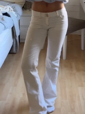 Vita Nelly jeans - Vita jeans med brun detalj på bakfickorna i storlek 34 köpta från Nelly. Jättebra skick!
