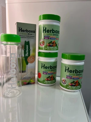 Herboxa Super Greens paket - Säljer ett komplett Herboxa-paket som innehåller:  ✅ 3 st Herboxa Super Greens (300 g/st) ✅ 1 st Herboxa Green Mixer ✅ 1 st Herboxa shaker/flaska