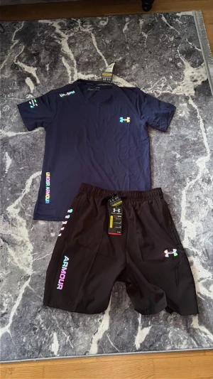Under armour set Size M - 🔥✨ Under Armour Set ✨🔥  💙 Blå Under Armour set med snygga färgdetaljer 📏 Storlek: (M) 💯 Skick: Nytt med tags 🧸 Mjukt, lätt och bekvämt material 🏃‍♂️ Perfekt för träning, löpning eller vardagsbruk 💪 Skön passform och hög komfort hela dagen 🌈 Färgglada detaljer som sticker ut 📦 3 st tillgängliga  💸 Pris: (lägg ditt pris här) 📩 Skicka DM vid intresse eller frågor  🚨 Först till kvarn – begränsat antal! 🚨🔥💯