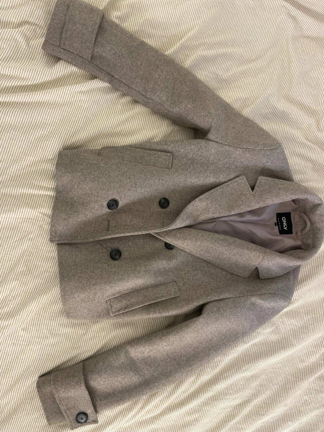 Beige dubbelknäppt kappa från Only - 1