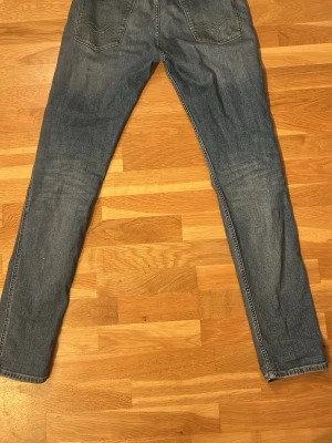 Replay anbass - Snygga blå jeans i slim fit-modell med raka ben och klassiska fem fickor. Jeansen har en lätt tvättad look. Perfekta för en avslappnad och trendig stil. Materialet är denim i bomullsblandning.