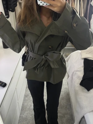 svart skinn byxor  - svart jeans/skinn byxor från nelly i storlek 34/XS. använda men i ett bra skick 