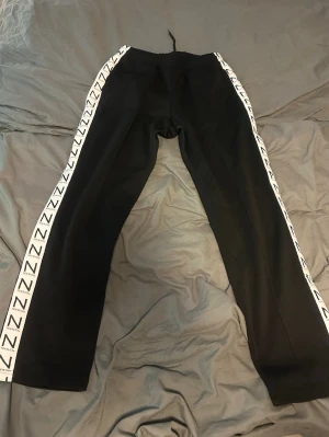 Svarta mjukisbyxor från New Black - Svarta mjukis från new black. Använd fåtal gånger. Storlek S 