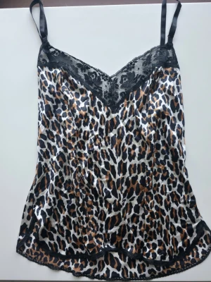Vintage 70-tal Vanity Fail linne med spets - Supersnyggt, sällsynt vintage leopardlinne från Vanity Fair med spets från 70-talet. Linnet är i jättebra skick, inga tecken på användning 💞