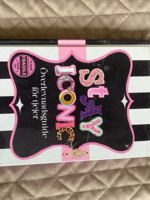 Stay Iconic: Tilda Törnqvist bok - Tilda Törnqvists bok ”stay Iconic” som handlar om hur man får bättre självförtroende, självkänsla, tips om killproblem eller vänproblem. Signerad!