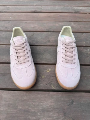 Maison Margiela GATS - Hej! Säljer ett par rosa Maison Margiela GATS i väldigt bra skick. De är äkta och inköpsbevis finns. Storlek: 43. Hör av dig vid frågor eller intresse!