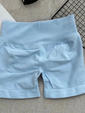 Ljusblåa träningsshorts  - Säljer dessa pga ingen användning. De är helt nya och har inte kommit till användning en ända gång. 