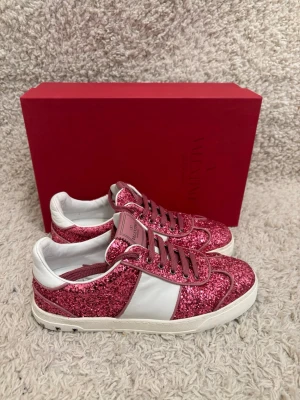 Valentino Flycrews - Säljer ett par valentino opens flame i mycket fint skick. Storlek: 36 fits 37 Skick: 9,6/10 Färg: vita med röda sträck samt eldflammor 📦 Ingår: box + extra snöre 💰 Pris: 2399 kr Snabb affär prioriteras – seriösa bud välkomna. Skriv gärna för fler bilder eller frågor.  