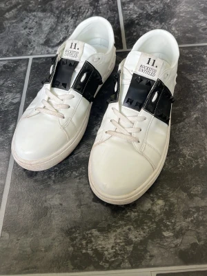 Valentino skor - Tja! Säljer nu mina as sköna Valentino opens rockstud. Storlek 43. Dom är sparsamt använda så är i väldigt gott skick. Bara att skriva ifall ni undrar något!🤝