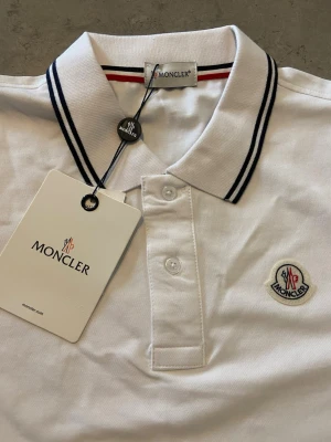 Vit moncler pikétröja storlek m - Vit piké i storlek M. Endast provad. Skickas snabbt!                                  