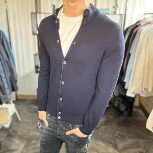 Gran sasso cardigan - Mycket fint skick, inga defekter. Nypris ca 2500kr. Passar dig som är 175-185cm ungefär. Storlek 52 men sitter som M.  Modellen är 185 cm, 75 kg. Alltid billigare pris vid köp av flera varor‼️🙌Svarar alltid på frågor eller funderingar! 
