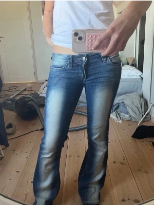 Blå vita jeans från weekday - Jag säljer ett par jeans från weekday som inte används längre. Dom är lite söndertrampade längst ner på byxorna men annars ingen skada, priset kan diskuteras!!🩷