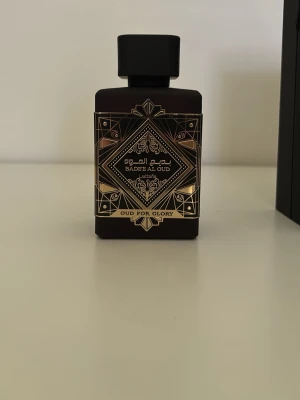 Lattafa Oud for glory - Säljer min flaska Oud for glory av Lattafa, inspirerad av Initios Oud for greatness. Använd ett fåtal gånger cirka 95 ml kvar i flaskan. Bra prestanda och original presentation tillkommer!