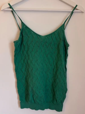 Grönt stickat linne! - Ett grönt, stickat linne från gant! Bra skick, köpt second hand. 