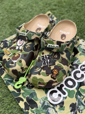 Kamouflage Crocs med BAPE-dekorationer - Letar efter dom här bape crocs I grön eller grå färg. Måste ha låda och bra kondition. Strl 44