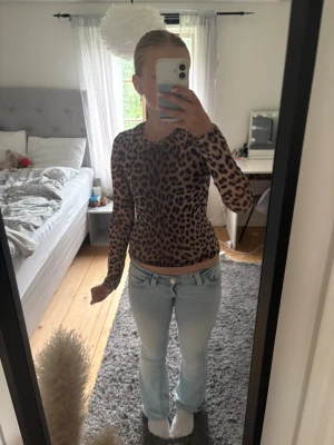 Leopardmönstrad långärmad topp - Säljer en tight långärmad topp med leopardmönster. Toppen har rund halsringning och är i tunnt, stretchigt material som sitter snyggt mot kroppen. Från ginatricot i storlek xs. Fler bilder kan skickas, vid visat intresse😊