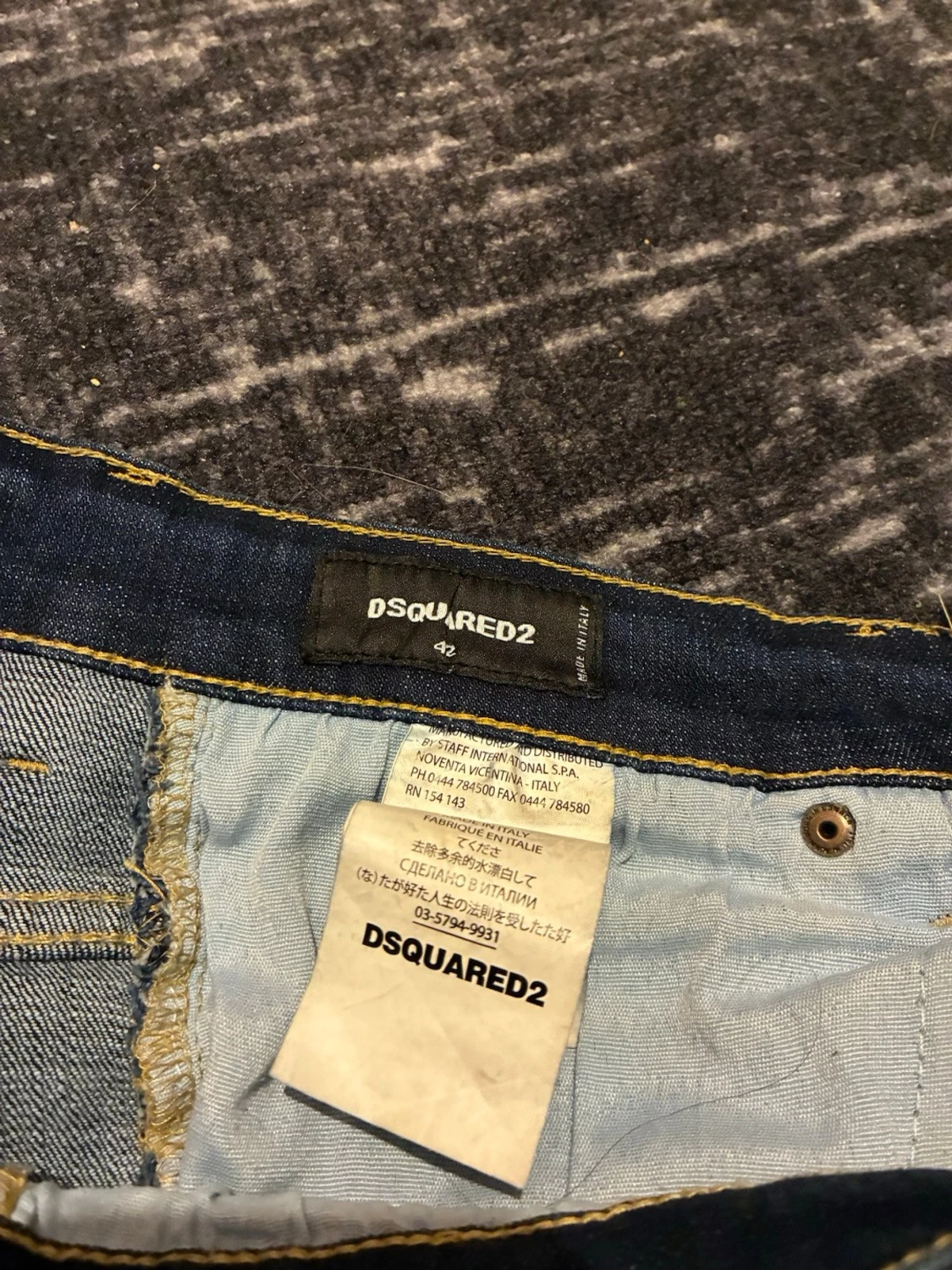 Mörkblå jeans med färgstänk - 4