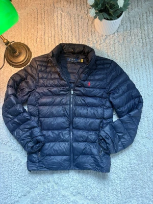 Ralph Lauren jacka  - Säljer denna sjukt snygga jacka från Polo Ralph Lauren för endast 1199kr! Jackan är i Xs/Men, passar dig som är ungefär 165-175cm lång! Finns liten defekt på dragkedjan men inget man tänker på. Skriv gärna om du har någon fundering eller annat!