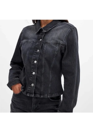 Svart jeansjacka Nakd - Mörkgrå/svart jeansjacka från Nakd i snygg passform. Helt ny med prislapp kvar.