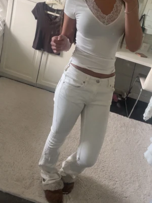 Lager 157 - Säljer dessa snygga jeans från lager. Använda många gånger. Lite smutsiga längst ner på jeansen. Storlek XS length full