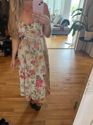 Blommig klänning  - Jättefin blommig klänning med knytband i midjan och smala axelband, från H&M🌸Aldrig använd, storlek 42 men skulle säga att den passar allt mellan 36-42 då jag vanligtvis har 36🌸
